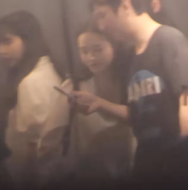 王思聰坐路邊撩妹,對方主動送上電話,前女友曝其分手方式太奇葩
