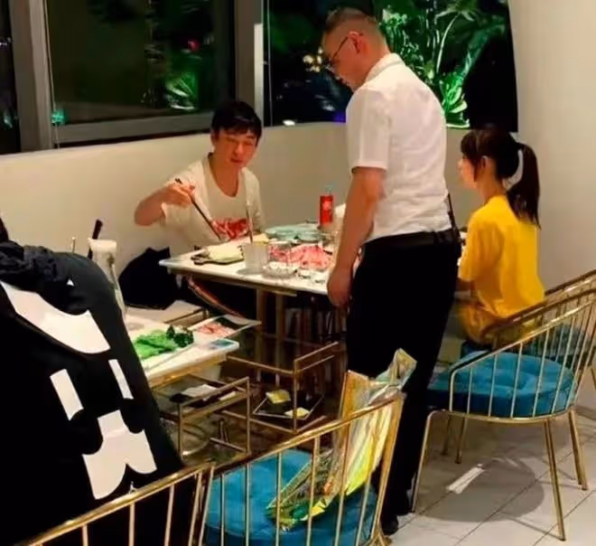 王思聰坐路邊撩妹,對方主動送上電話,前女友曝其分手方式太奇葩