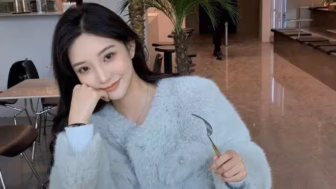 王思聰坐路邊撩妹,對方主動送上電話,前女友曝其分手方式太奇葩