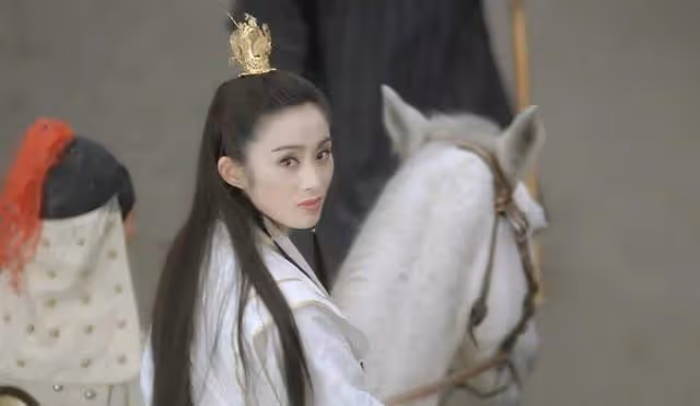 知名港圈女神近況曝光!被指皮膚鬆弛顯老態,穿千元外套氣質佳