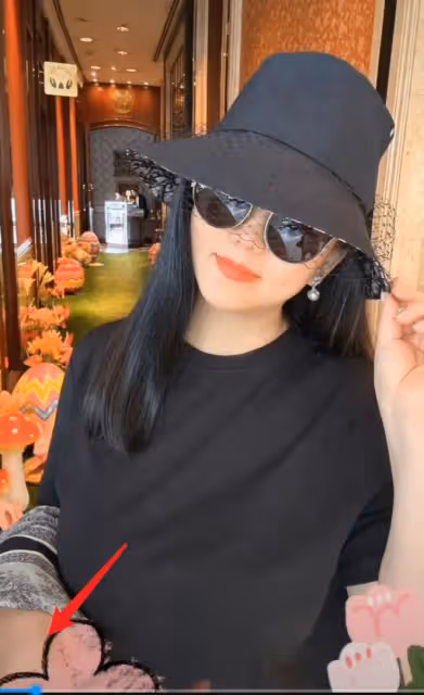 李湘王岳倫陪女兒拍寫真，互看手機熱聊疑復婚，王詩齡穿漢服超美