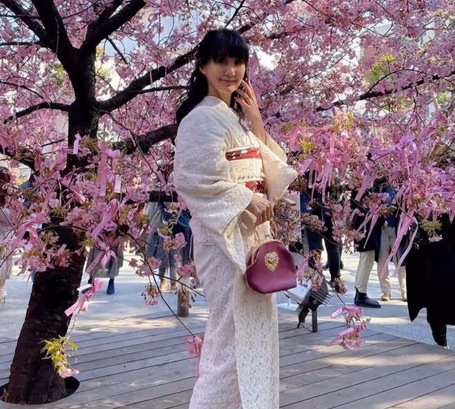 61歲女星嫁給29歲男友，公開「婆孫戀」恩愛細節獲得稱讚