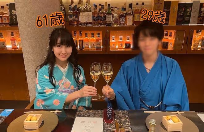 61歲女星嫁給29歲男友，公開「婆孫戀」恩愛細節獲得稱讚