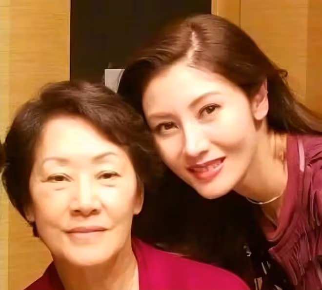 李嘉欣的媽媽露面:容顏充滿富貴氣,離婚後帶著兩個女兒獨自養家