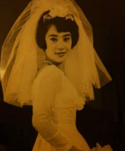 李嘉欣的媽媽露面:容顏充滿富貴氣,離婚後帶著兩個女兒獨自養家