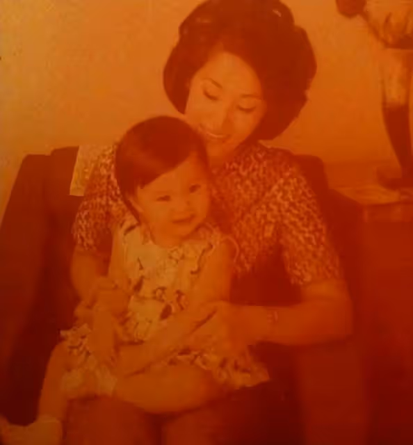 李嘉欣的媽媽露面:容顏充滿富貴氣,離婚後帶著兩個女兒獨自養家