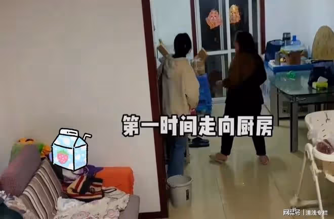 兒媳加班，婆婆在客廳一直等到凌晨，只為兒媳下班後能吃上口熱飯