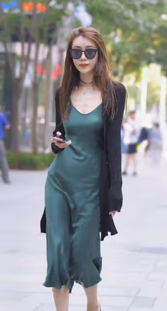 輕盈熟女，一條墨綠色弔帶裙搭配針織衫，時尚又魅力