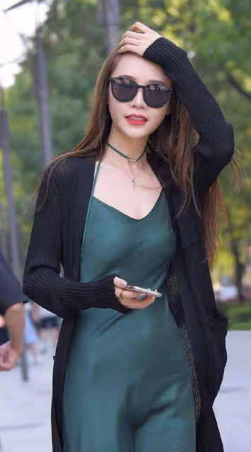 輕盈熟女，一條墨綠色弔帶裙搭配針織衫，時尚又魅力