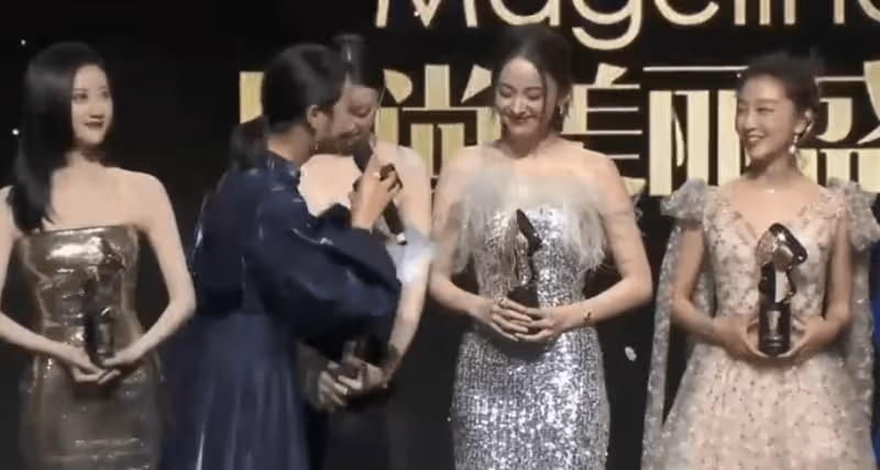 突發！馮小剛因分不清迪麗熱巴和古力娜扎被罵上熱搜，背後大有學問