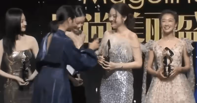 突發！馮小剛因分不清迪麗熱巴和古力娜扎被罵上熱搜，背後大有學問