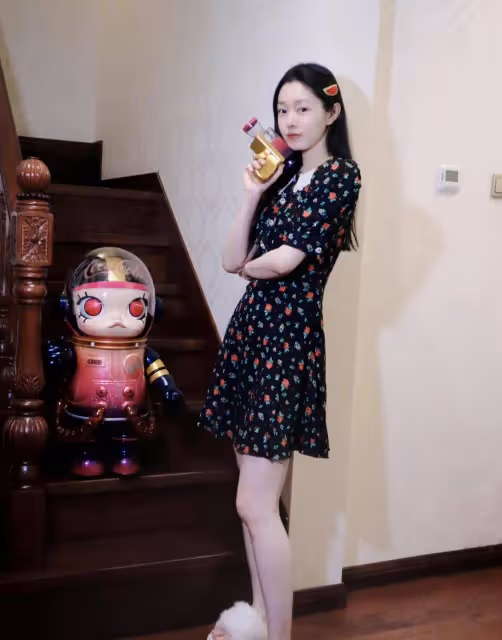 宋軼穿衣越來越大膽，一襲白色透視連衣裙秀身材，美到不敢直視
