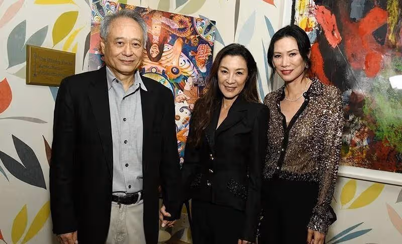 鄧文迪53歲又怎樣！穿亮色透視襯衫現身紐約活動，好氣質哪懼時間