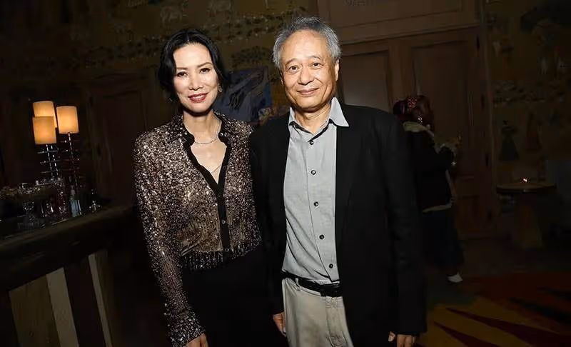 鄧文迪53歲又怎樣！穿亮色透視襯衫現身紐約活動，好氣質哪懼時間