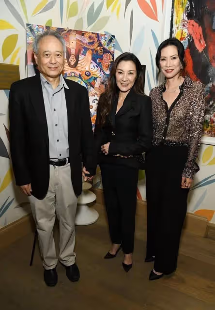 鄧文迪53歲又怎樣！穿亮色透視襯衫現身紐約活動，好氣質哪懼時間