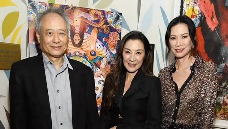 鄧文迪53歲又怎樣！穿亮色透視襯衫現身紐約活動，好氣質哪懼時間