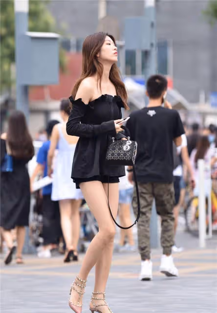 緊身牛仔褲配細高跟短靴，清涼透氣的綁帶風格，你喜歡嗎？
