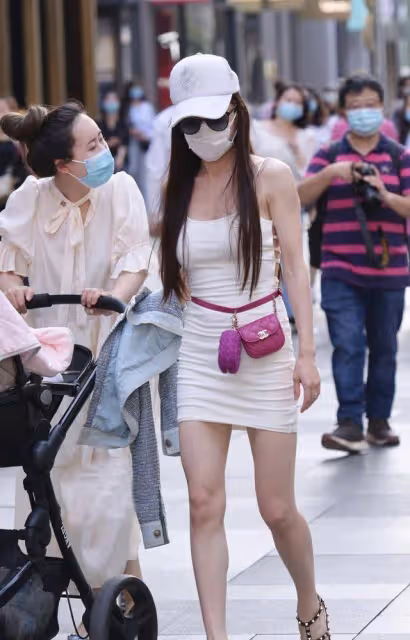 「漏斗形」身材的弔帶裙美女，增加造型層次感，搭配筒裙