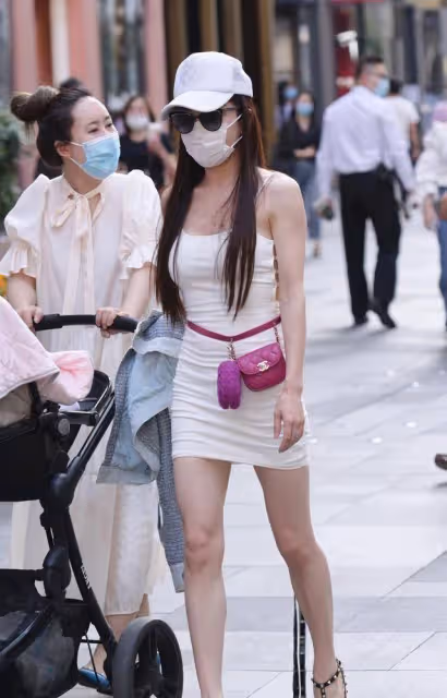 「漏斗形」身材的弔帶裙美女，增加造型層次感，搭配筒裙