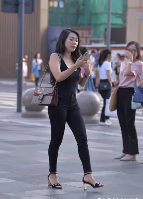 身材「圓潤」怎麼穿顯氣質，牛仔褲配弔帶背心，身材高挑優雅撩人