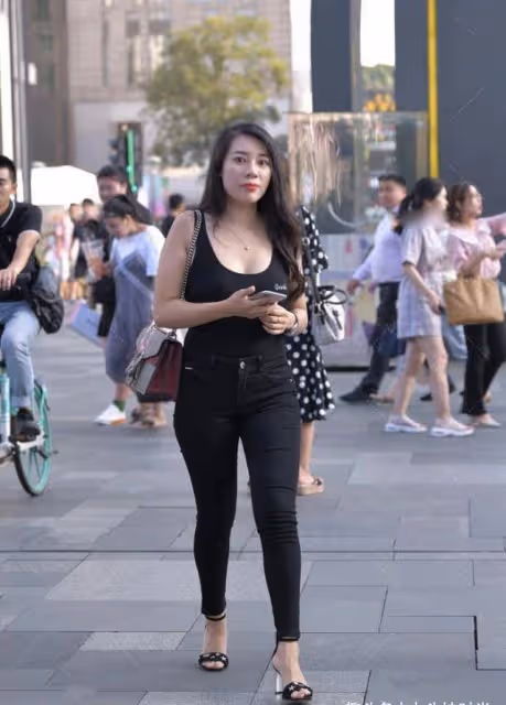 身材「圓潤」怎麼穿顯氣質，牛仔褲配弔帶背心，身材高挑優雅撩人