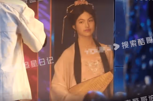 13歲王詩齡穿漢服影棚拍廣告，手抱琵琶古風十足，臉盤太大被吐槽