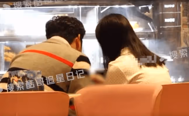 13歲王詩齡穿漢服影棚拍廣告，手抱琵琶古風十足，臉盤太大被吐槽