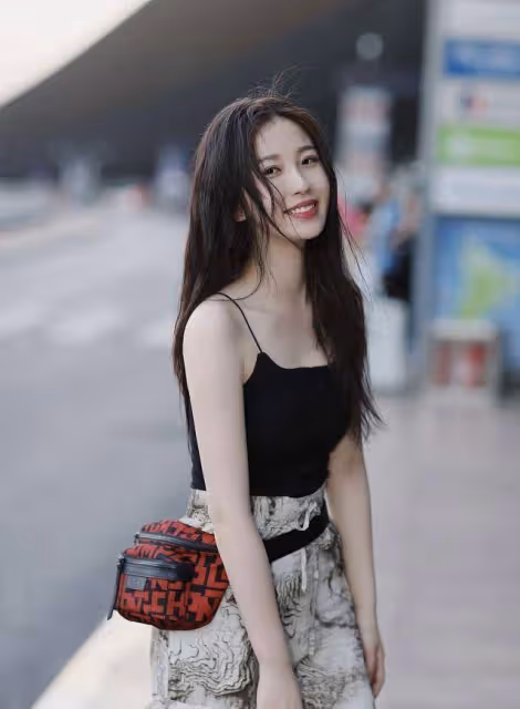 夏季，弔帶毛衣又可以美的穿出來了，快來「涼爽夏日」吧