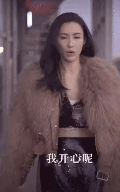 張柏芝還不服老，皮草疊穿V領弔帶裙，40歲美出新高度