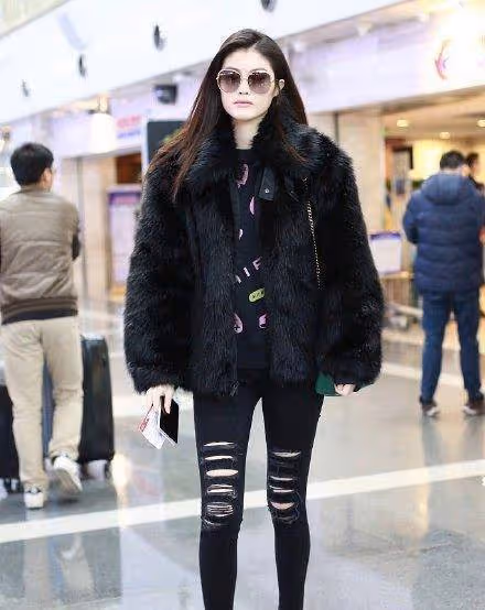張柏芝還不服老，皮草疊穿V領弔帶裙，40歲美出新高度