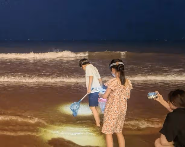 女明星攜女出遊，衣著清涼接地氣，曝與新男友組建家庭未領證
