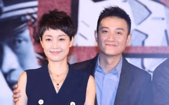 女明星攜女出遊，衣著清涼接地氣，曝與新男友組建家庭未領證