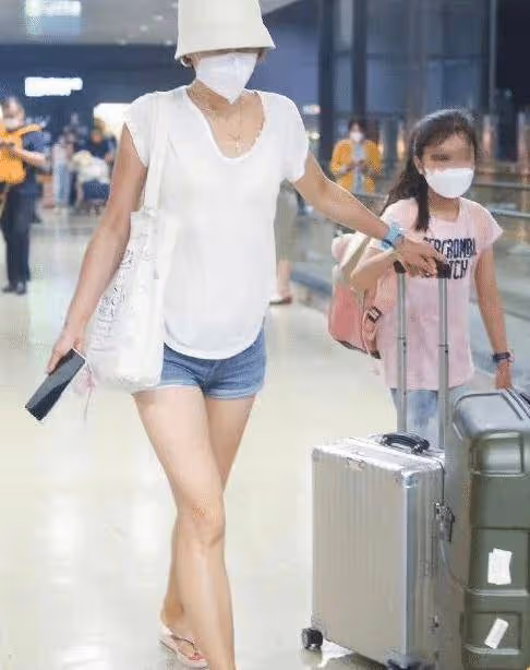 女明星攜女出遊，衣著清涼接地氣，曝與新男友組建家庭未領證