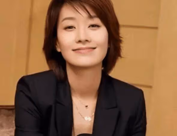 女明星攜女出遊，衣著清涼接地氣，曝與新男友組建家庭未領證