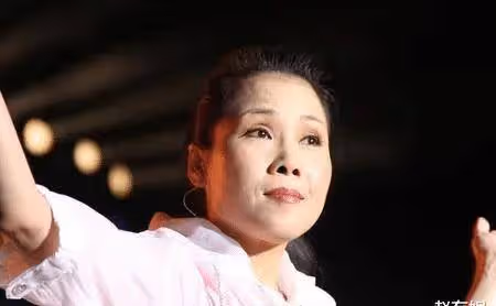 56歲歌后田震分享生活，手握龍蝦十分霸氣，網友：青春回來了！