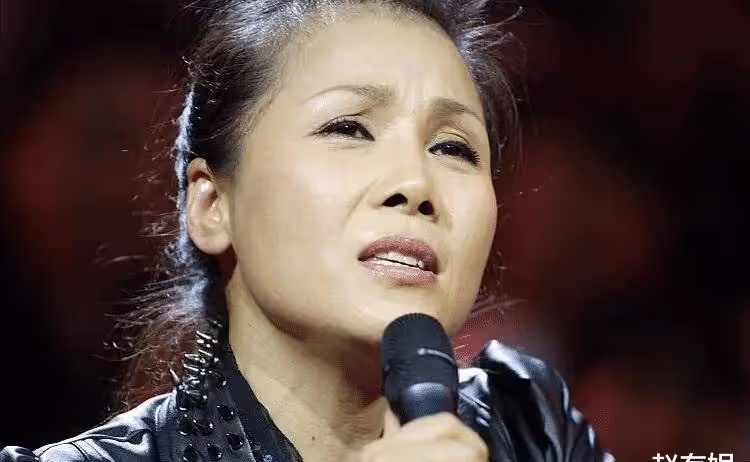 56歲歌后田震分享生活，手握龍蝦十分霸氣，網友：青春回來了！
