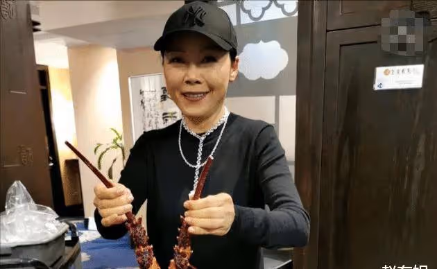 56歲歌后田震分享生活，手握龍蝦十分霸氣，網友：青春回來了！