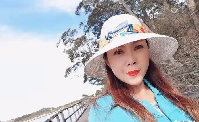 56歲歌后田震分享生活，手握龍蝦十分霸氣，網友：青春回來了！