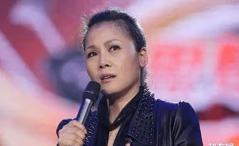 56歲歌后田震分享生活，手握龍蝦十分霸氣，網友：青春回來了！