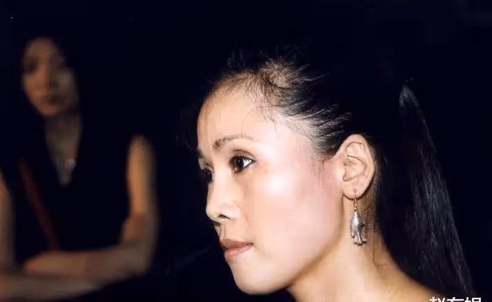56歲歌后田震分享生活，手握龍蝦十分霸氣，網友：青春回來了！