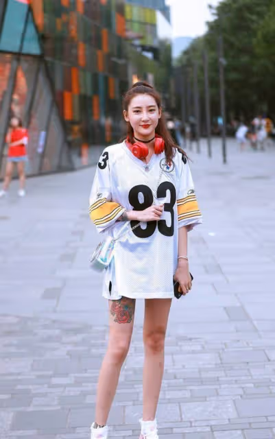 路人街拍，小姐姐身穿一件白色的弔帶連衣裙，很有仙女氣