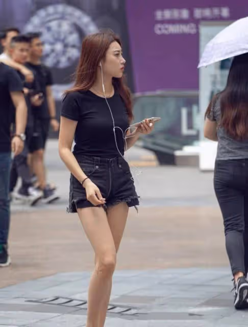 路人街拍，小姐姐身穿一件白色的弔帶連衣裙，很有仙女氣