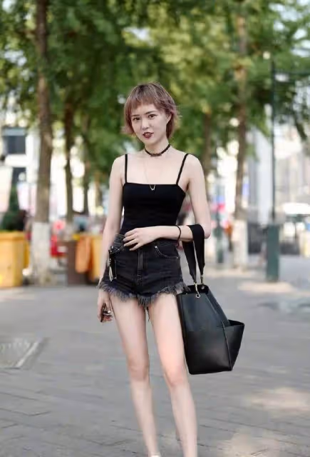 路人街拍，小姐姐身穿一件白色的弔帶連衣裙，很有仙女氣