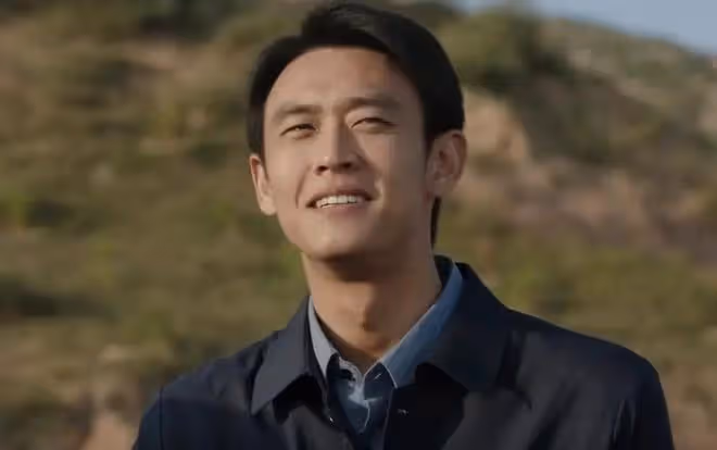 長相清新帥氣,張若昀、馮小剛都沒帶紅,出道8年終於憑《人生之路》火了