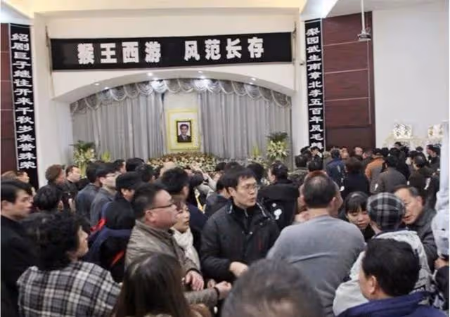 六齡童追悼會現場,唐僧送最後一程,上千群眾道別