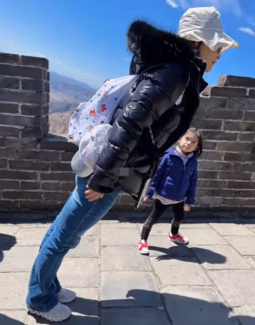 郭晶晶曬一家爬長城逛故宮照片,打扮似普通人,擺高難度傾斜動作