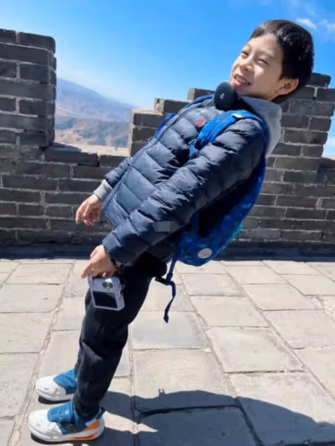 郭晶晶曬一家爬長城逛故宮照片,打扮似普通人,擺高難度傾斜動作