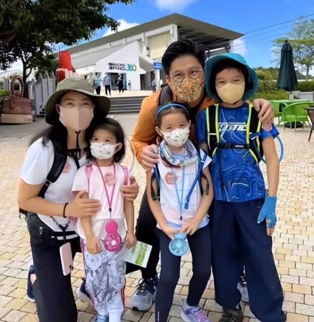 郭晶晶曬一家爬長城逛故宮照片，打扮似普通人，擺高難度傾斜動作