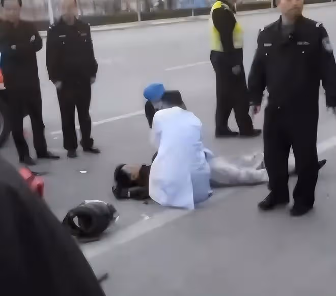 網紅騎摩托車不幸身亡,父親澄清事故真相,揭露兒子生前真實一面