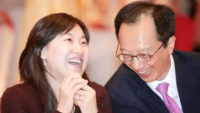 「婚變」風波後！伏明霞與71歲富豪老公首次同框，20歲大女兒罕露面